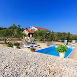 Renata * Τρογκίρ